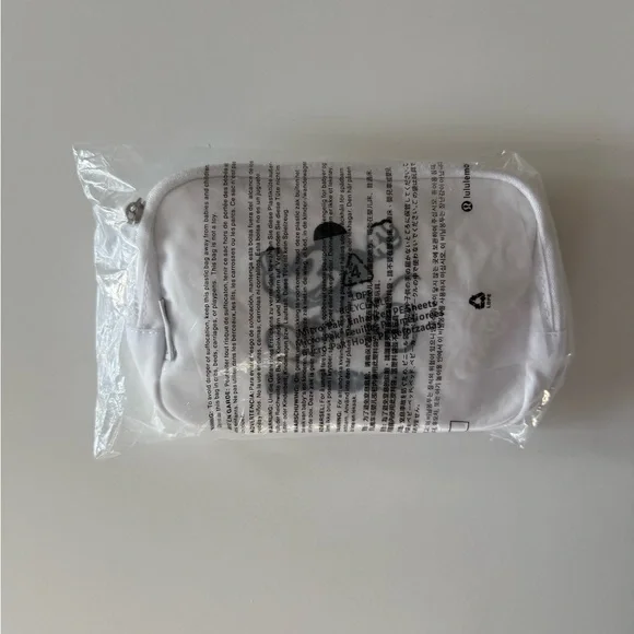 Disney x Lululemon Everywhere Belt Bag 1L Mickey in Motion Graphic - Picture 3 of 6